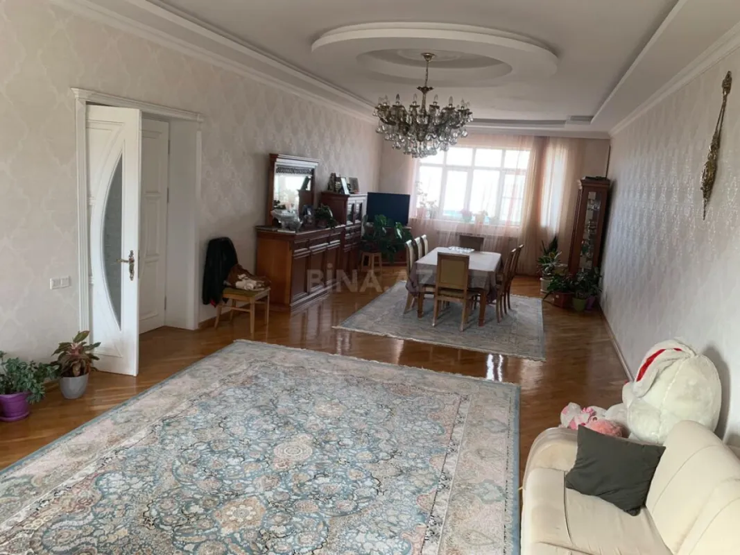 Satılır 6 otaqlı həyət evi 800 m²