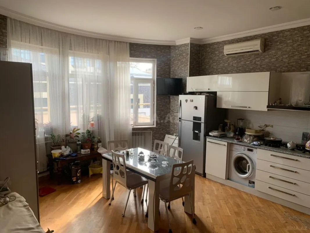 Satılır 6 otaqlı həyət evi 800 m²