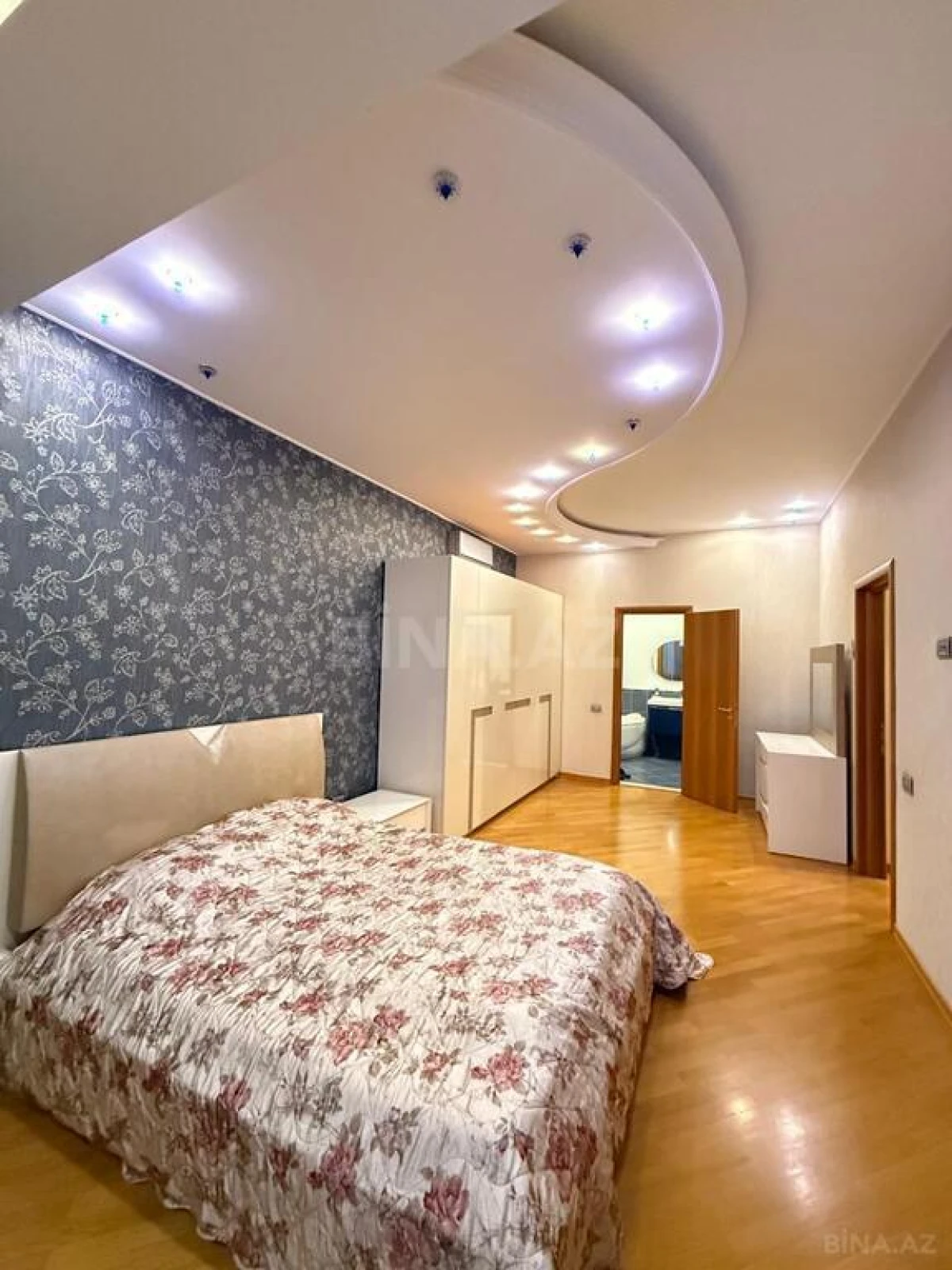 Satılır 4 otaqlı mənzil 200 m²
