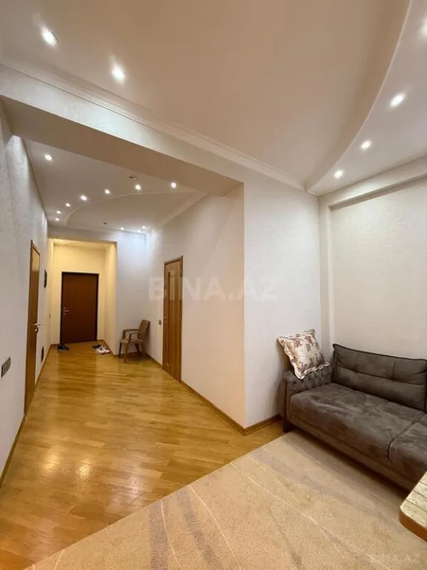 Satılır 4 otaqlı mənzil 200 m²