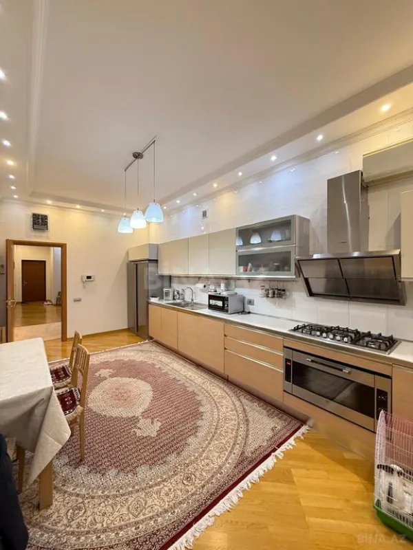 Satılır 4 otaqlı mənzil 200 m²