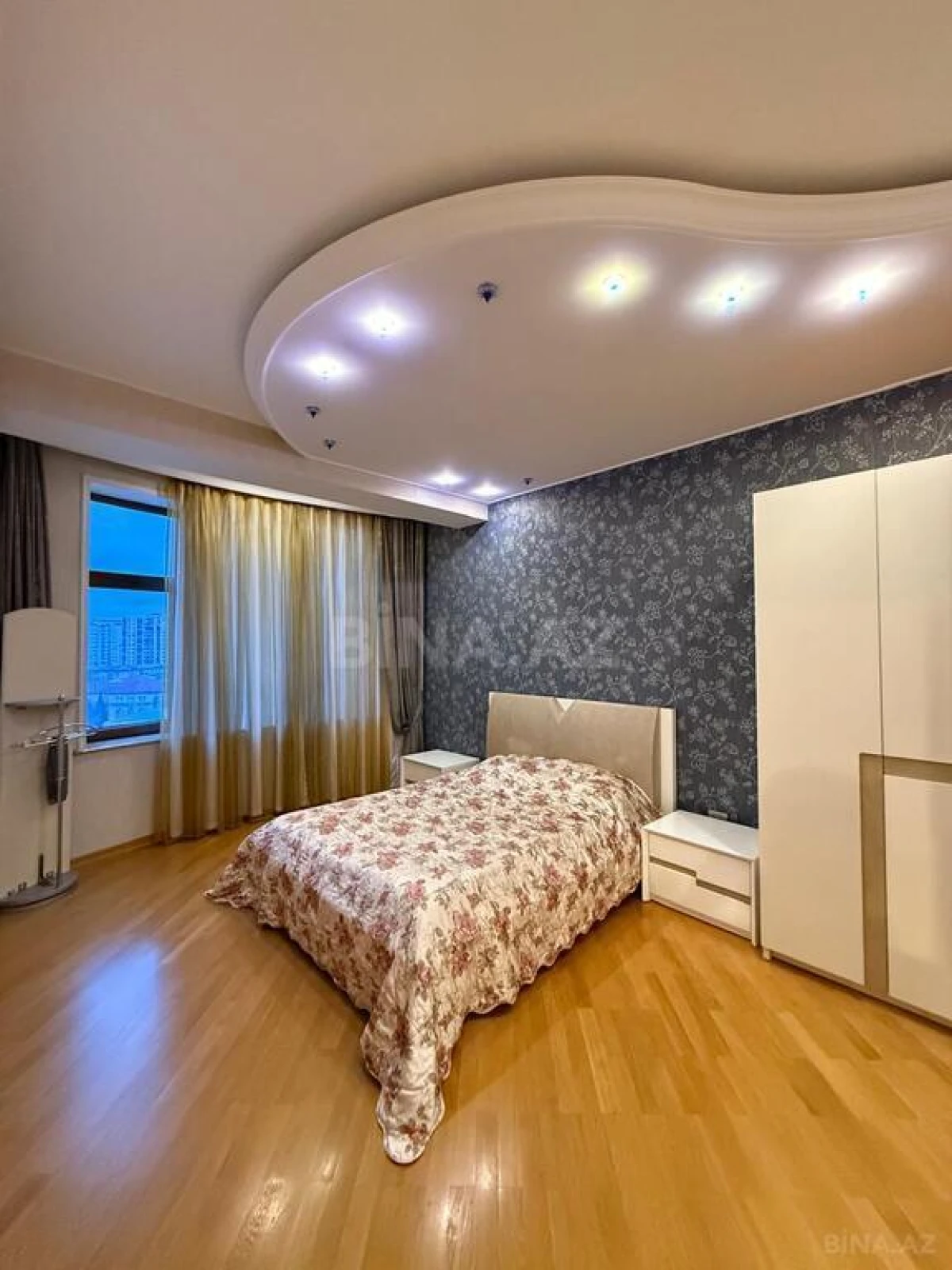 Satılır 4 otaqlı mənzil 200 m²
