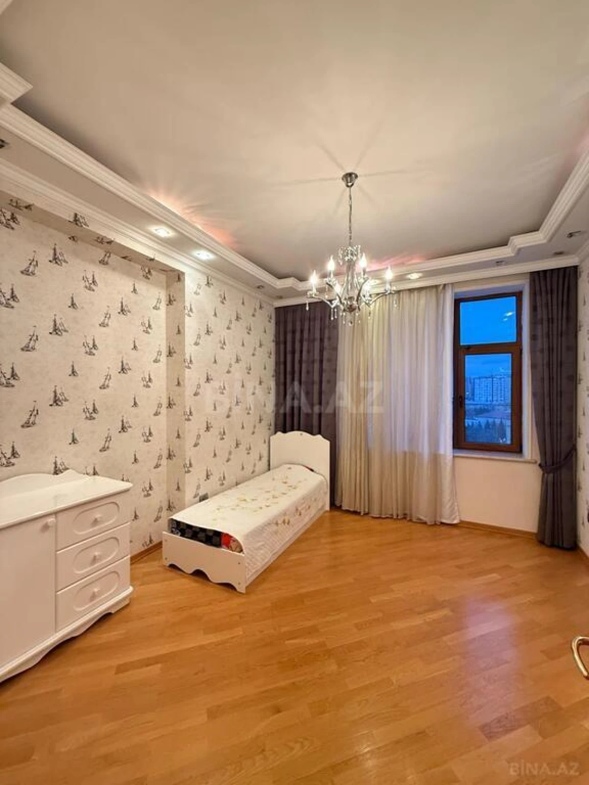 Satılır 4 otaqlı mənzil 200 m²