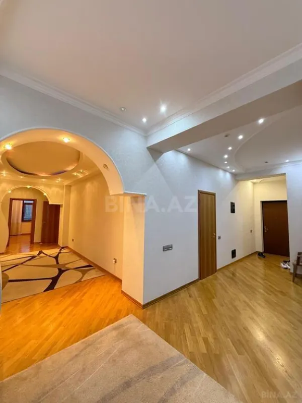Satılır 4 otaqlı mənzil 200 m²