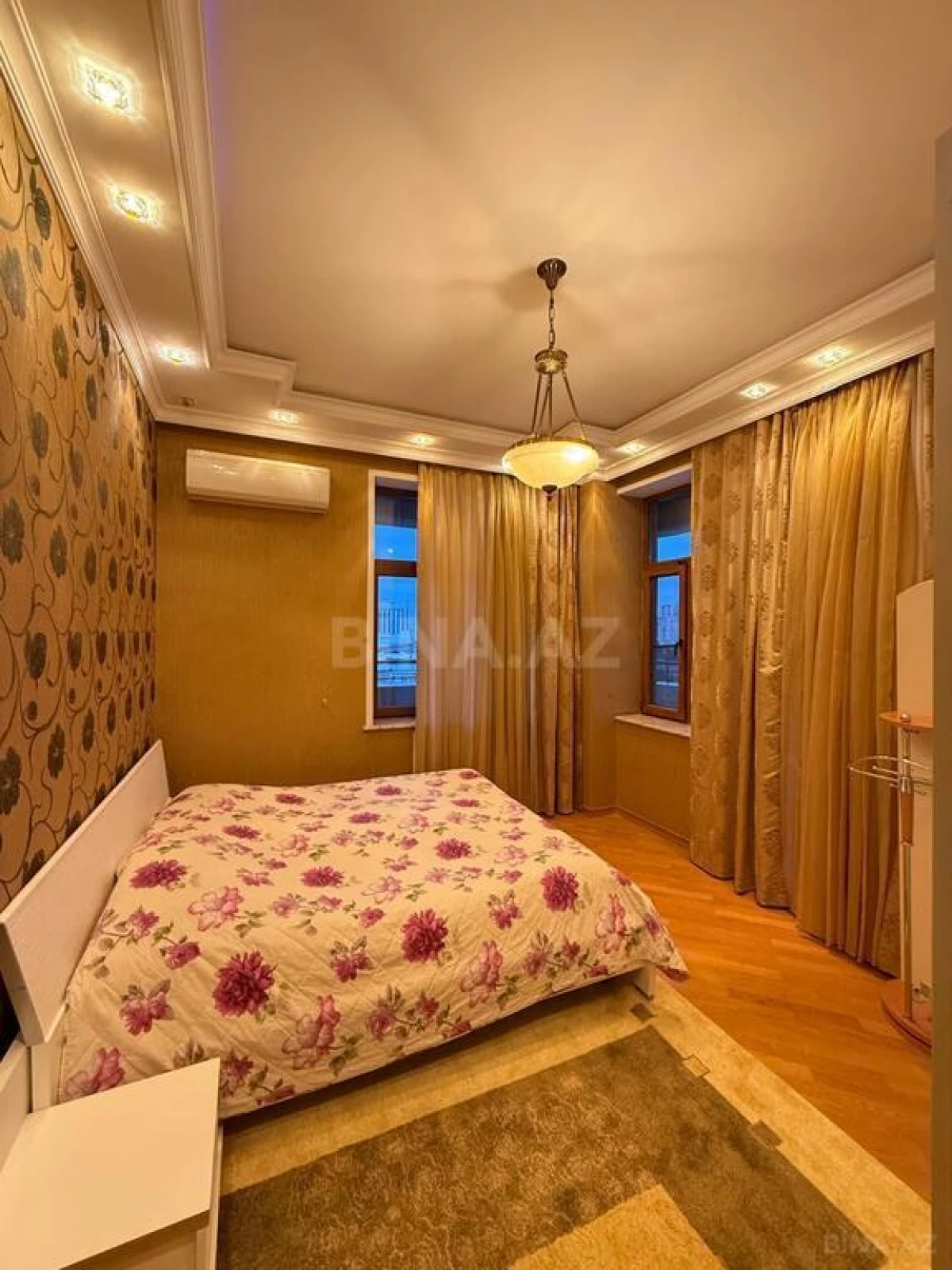 Satılır 4 otaqlı mənzil 200 m²