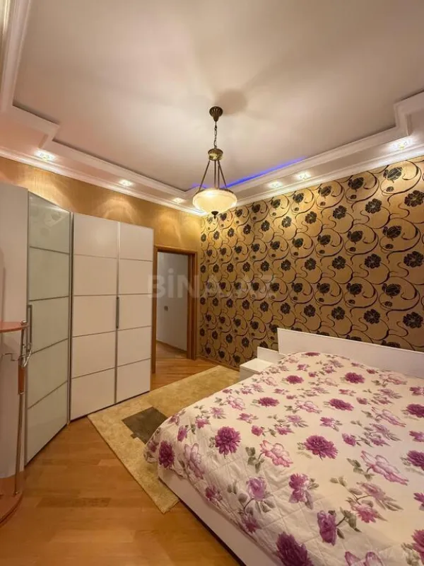 Satılır 4 otaqlı mənzil 200 m²