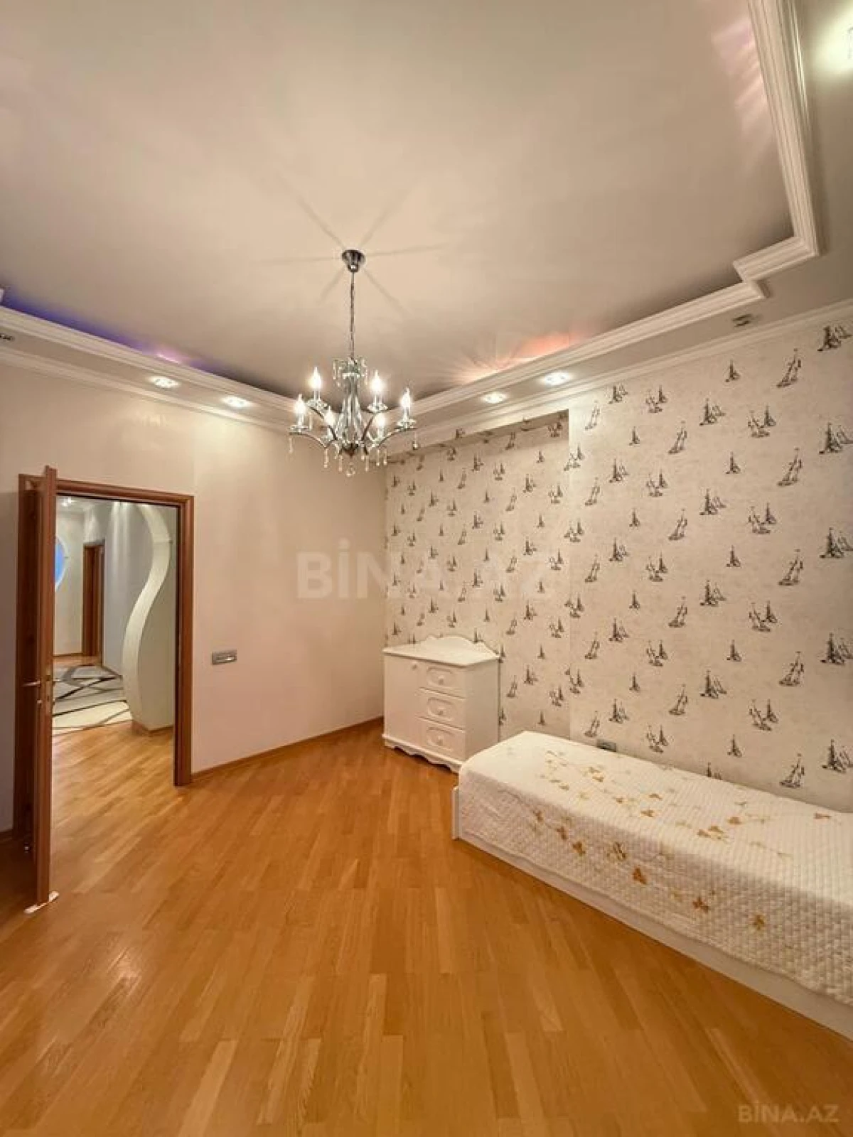 Satılır 4 otaqlı mənzil 200 m²