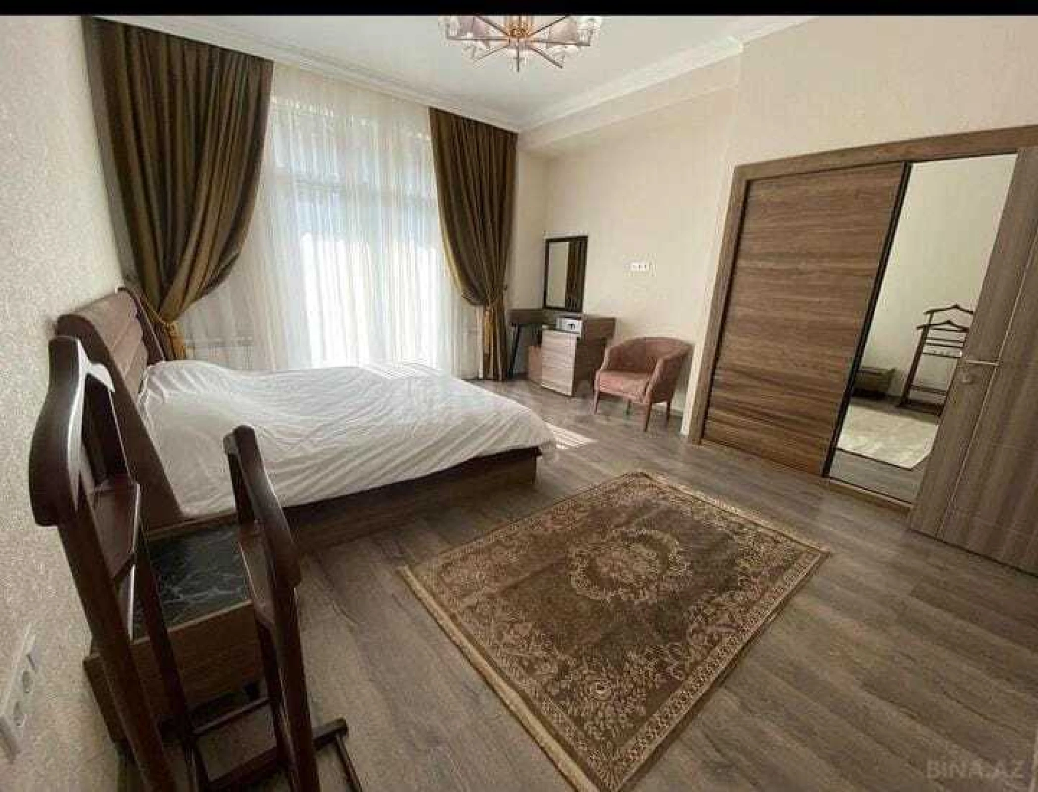 Kirayə verilir 4 otaqlı mənzil 190 m²