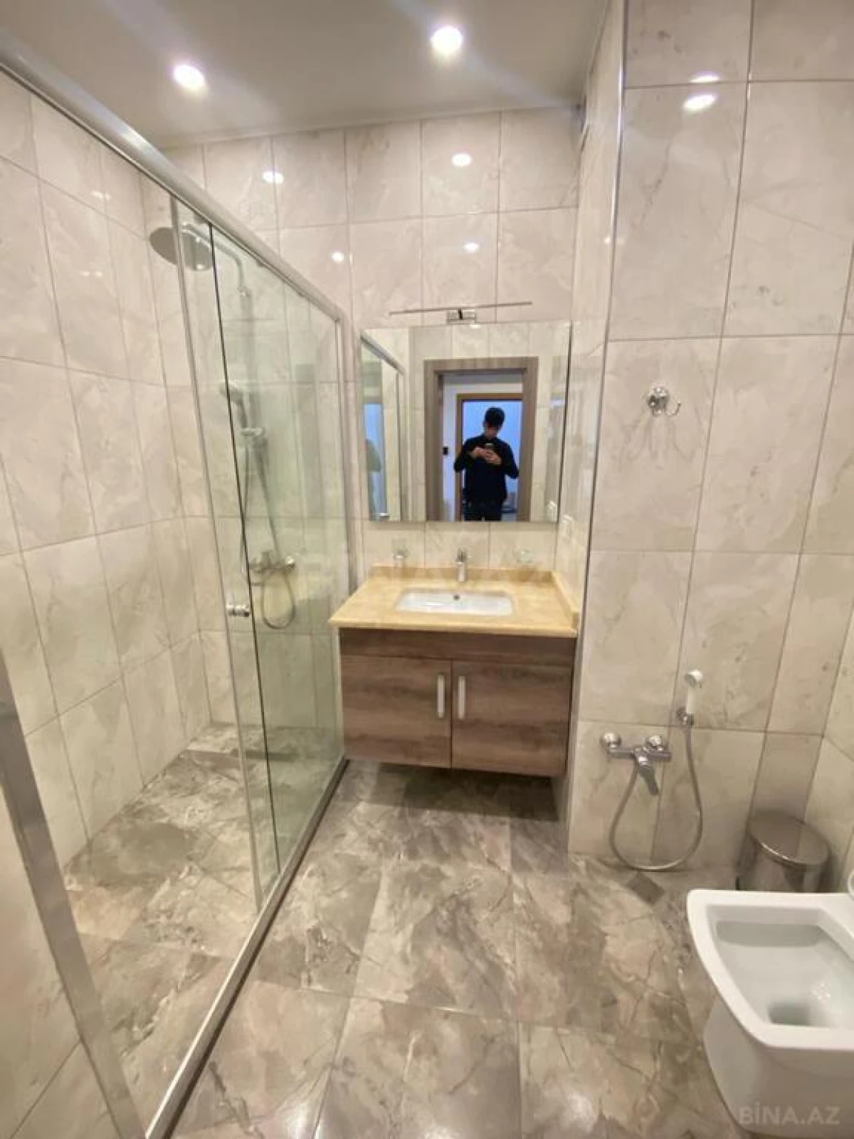Kirayə verilir 4 otaqlı mənzil 190 m²
