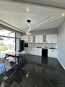 Kirayə verilir 5 otaqlı həyət evi 290 m²