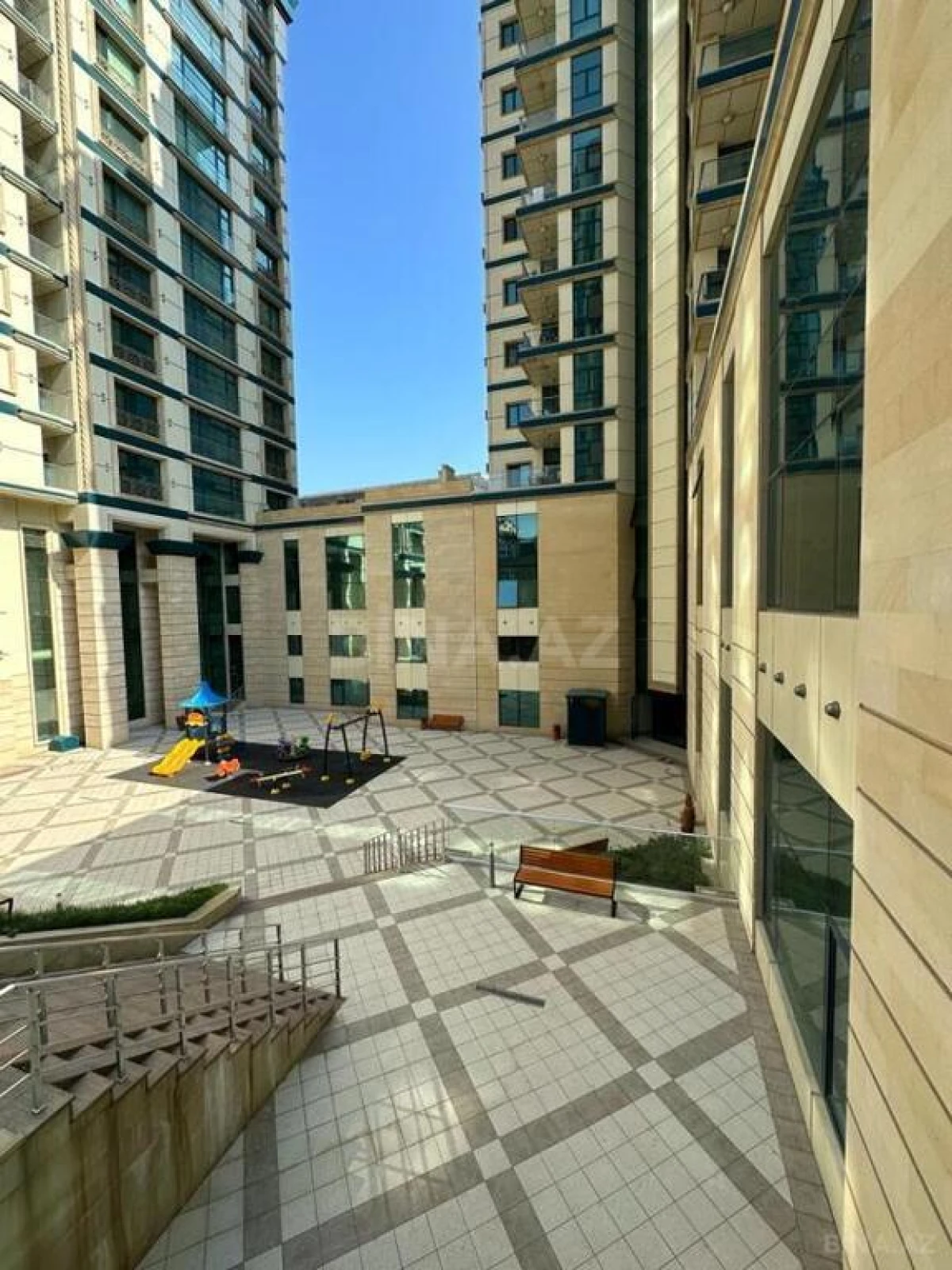 Satılır 15 otaqlı mənzil 870 m²