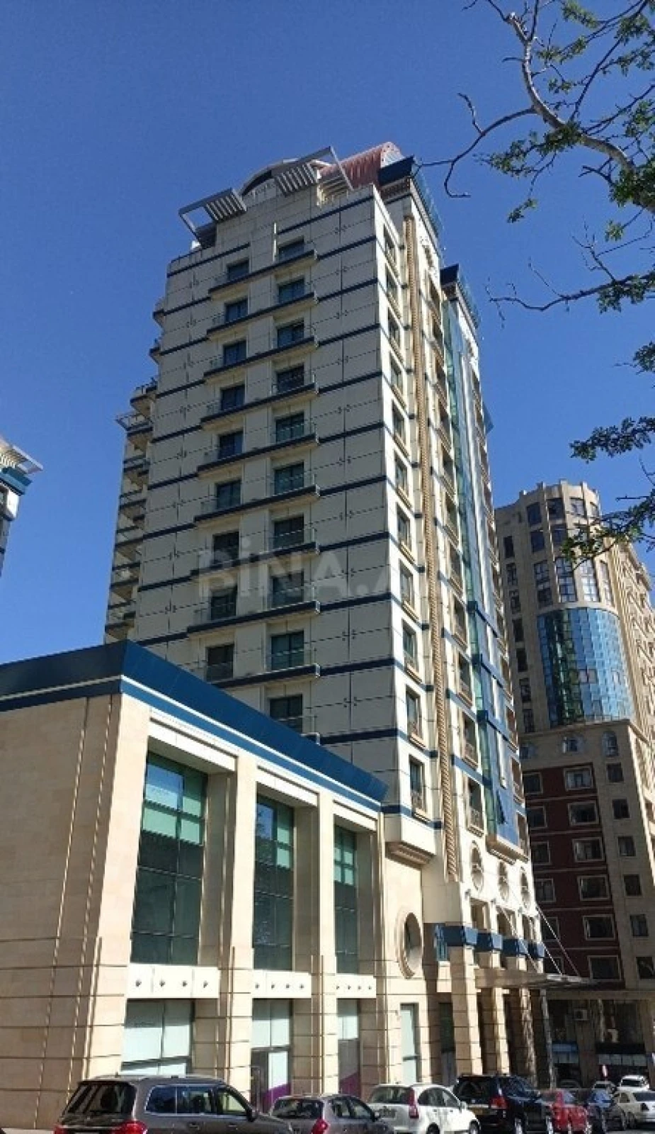Satılır 15 otaqlı mənzil 870 m²