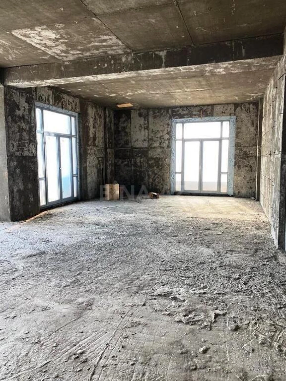 Satılır 15 otaqlı mənzil 870 m²