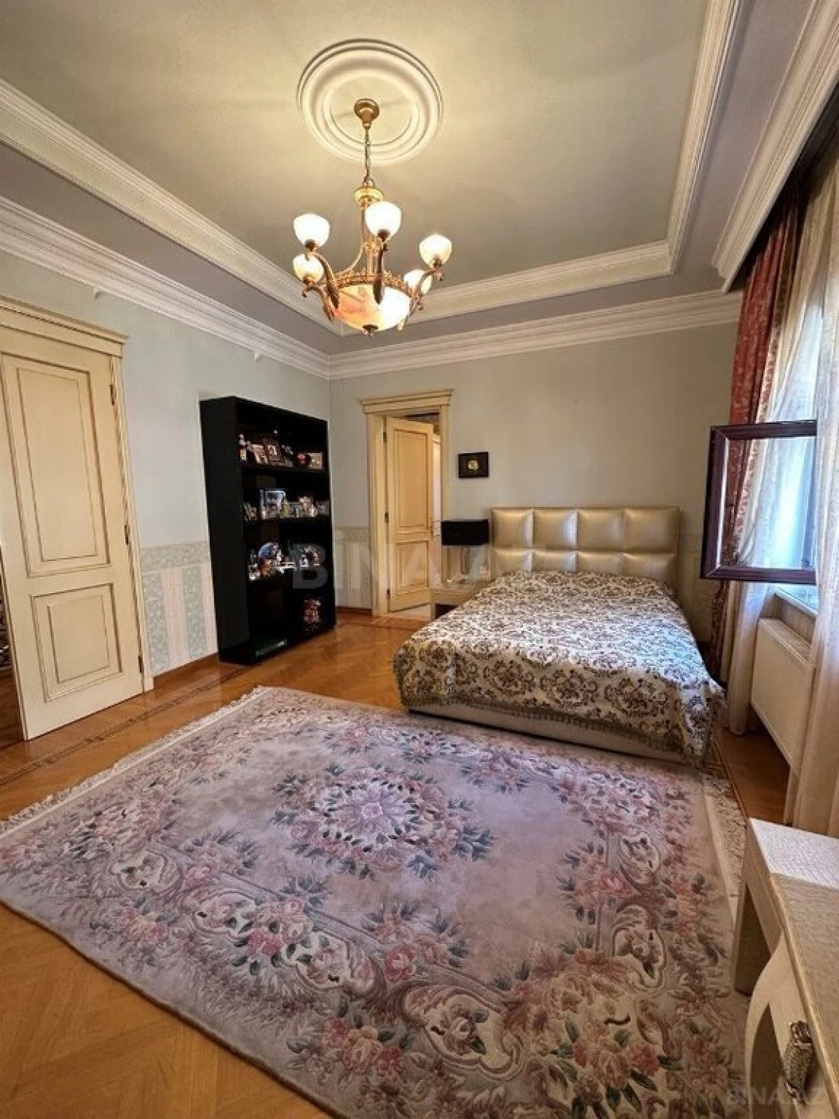 Satılır 9 otaqlı həyət evi 1000 m²