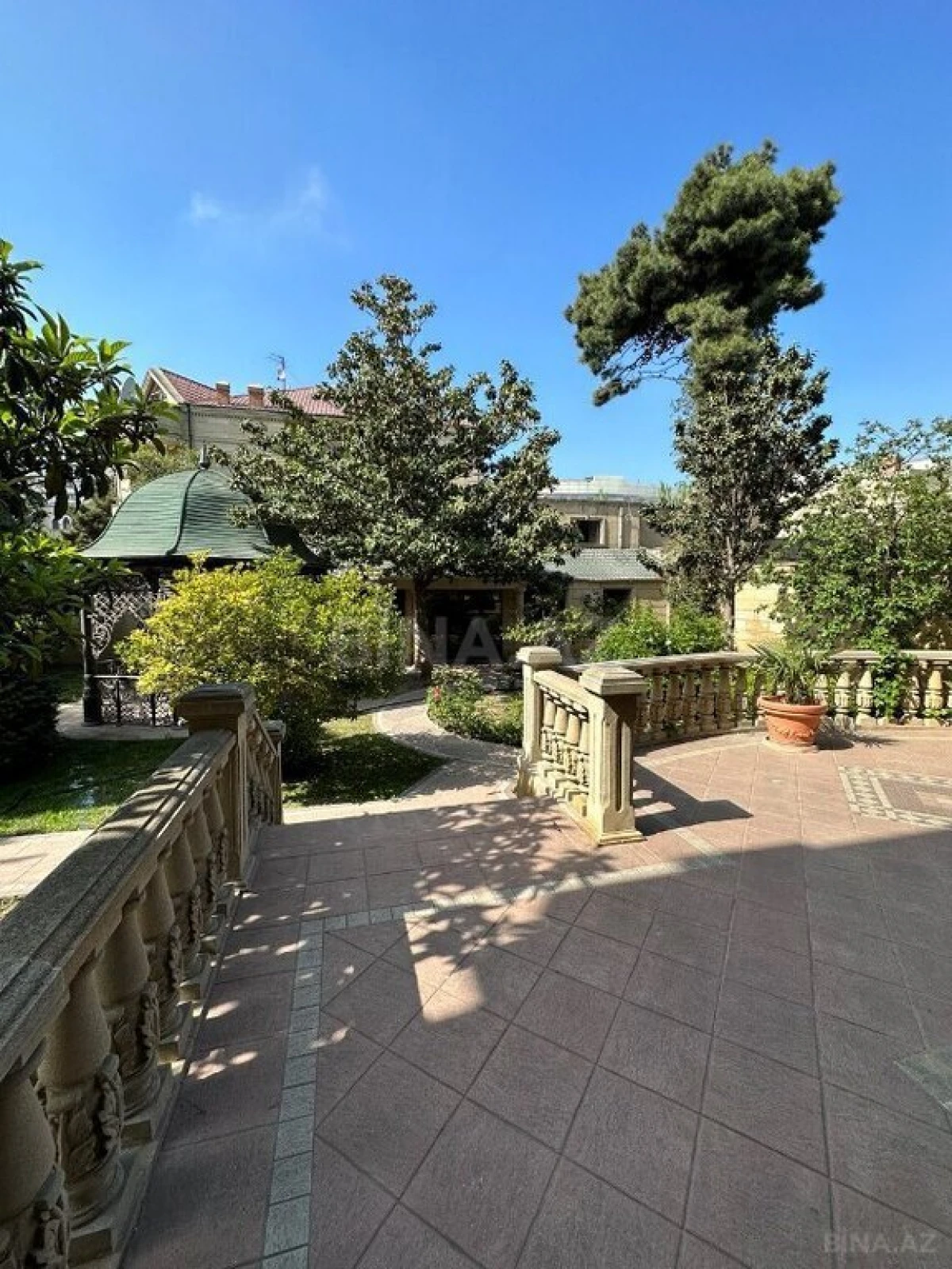 Satılır 9 otaqlı həyət evi 1000 m²