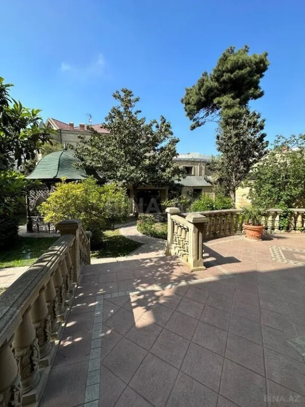 Satılır 9 otaqlı həyət evi 1000 m²