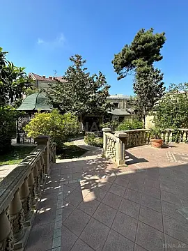 Satılır 9 otaqlı həyət evi 1000 m²