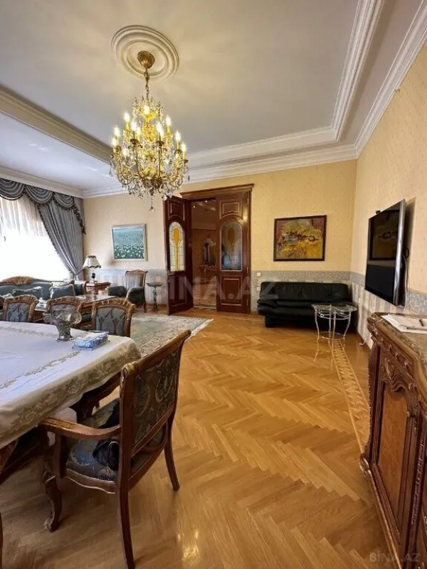 Satılır 9 otaqlı həyət evi 1000 m²