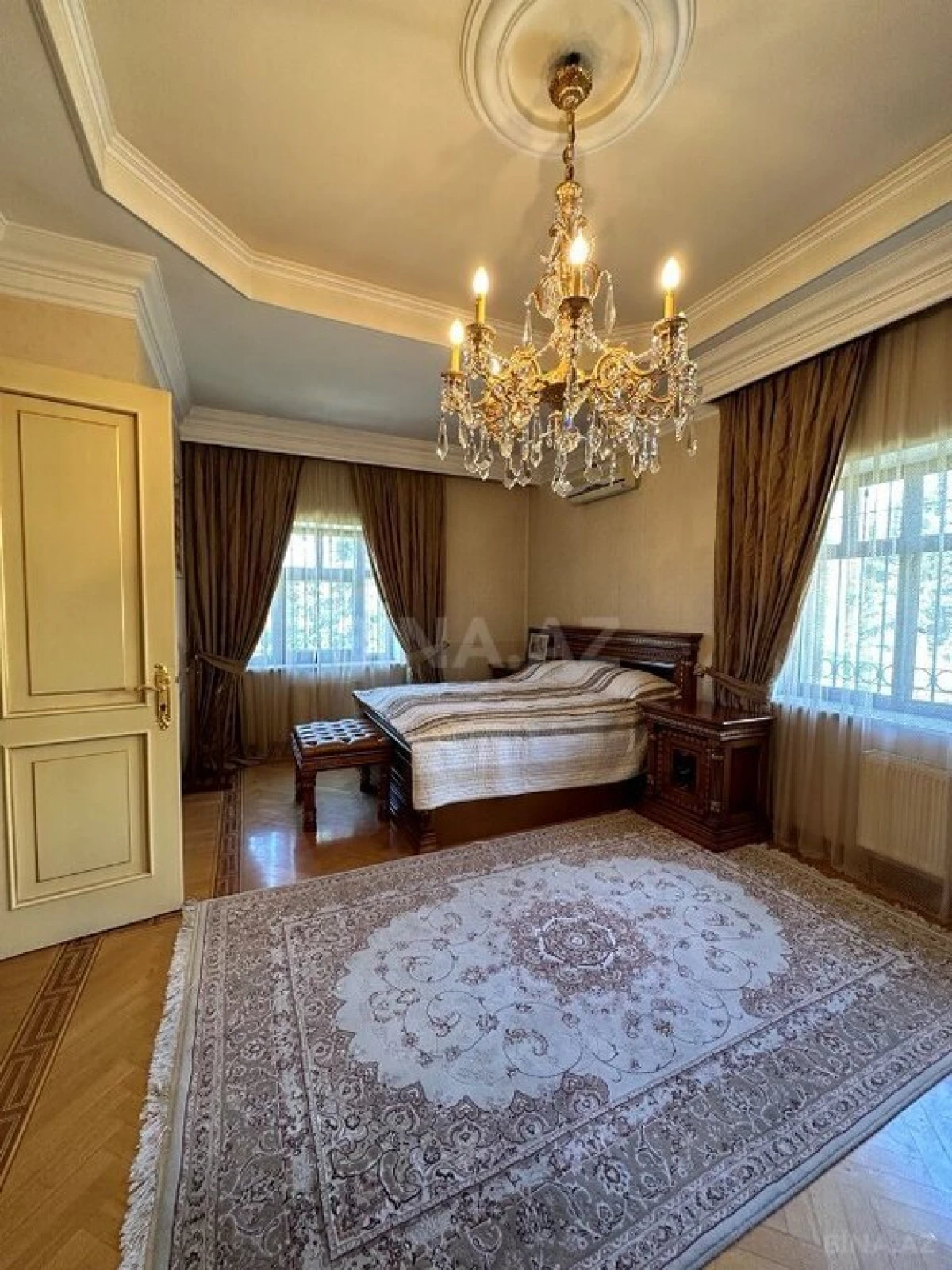 Satılır 9 otaqlı həyət evi 1000 m²