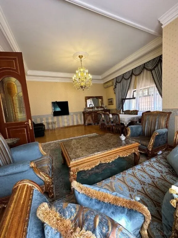 Satılır 9 otaqlı həyət evi 1000 m²