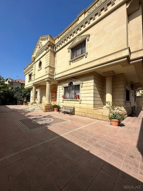 Satılır 9 otaqlı həyət evi 1000 m²