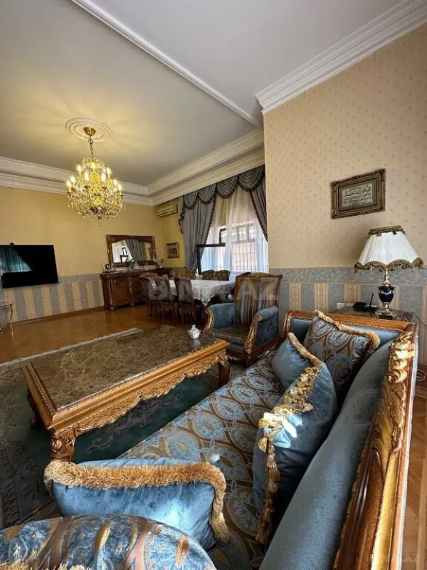 Satılır 9 otaqlı həyət evi 1000 m²