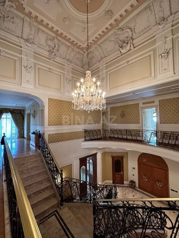 Satılır 9 otaqlı həyət evi 1000 m²