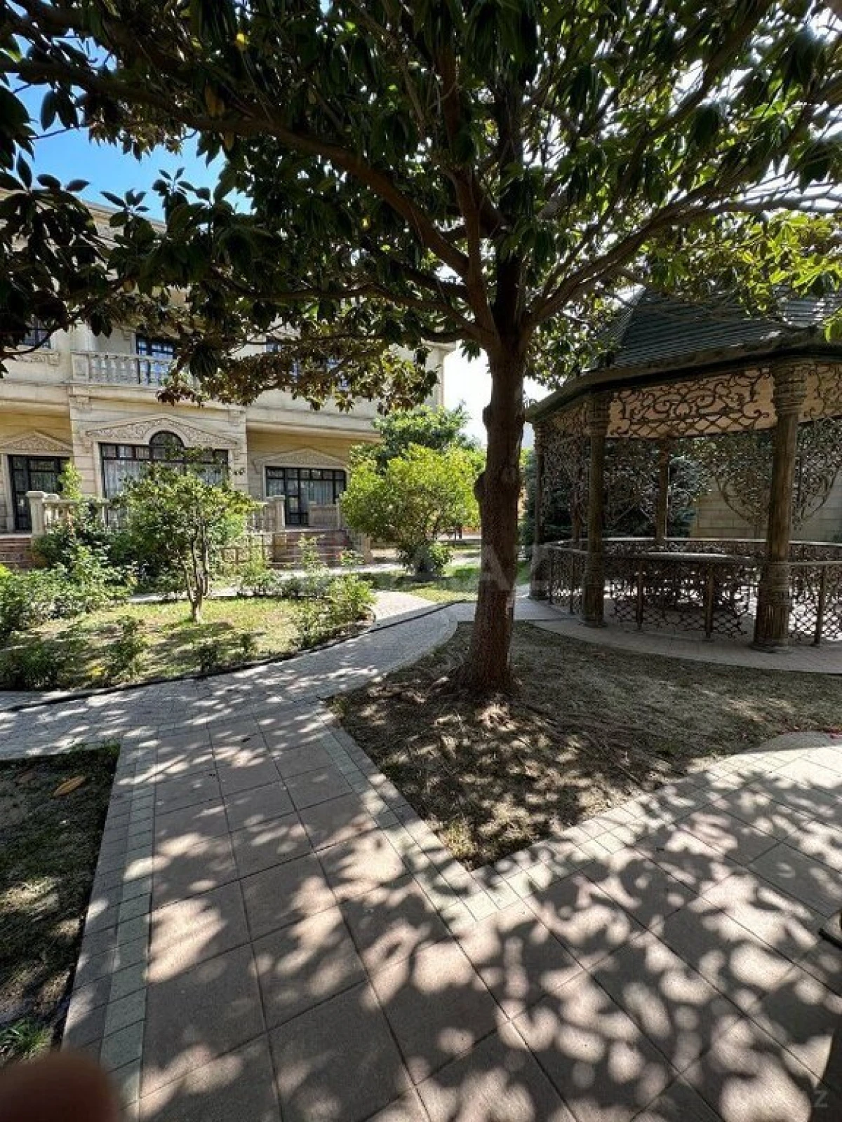 Satılır 9 otaqlı həyət evi 1000 m²