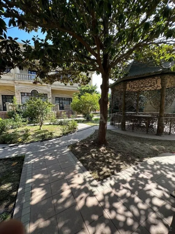 Satılır 9 otaqlı həyət evi 1000 m²