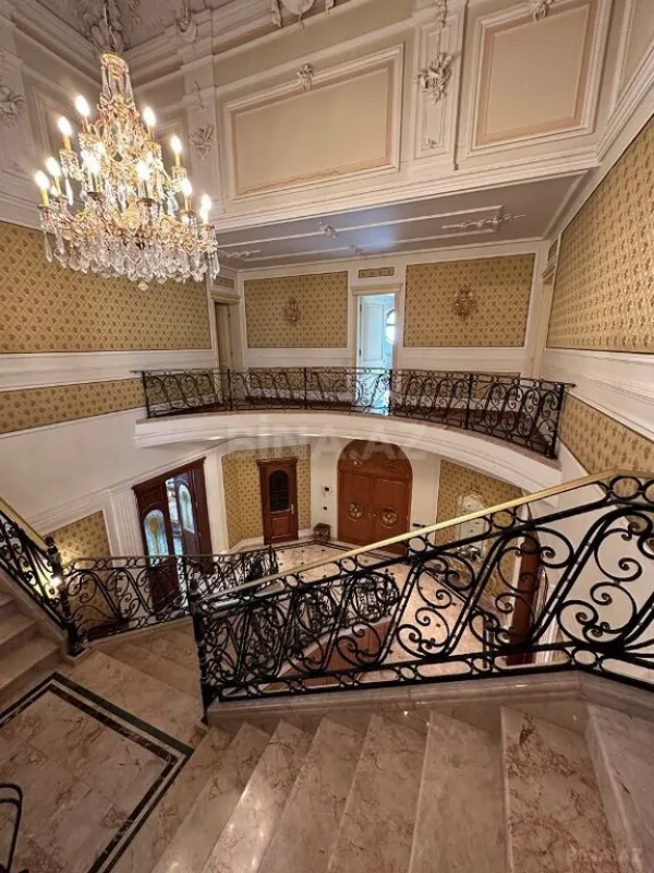 Satılır 9 otaqlı həyət evi 1000 m²