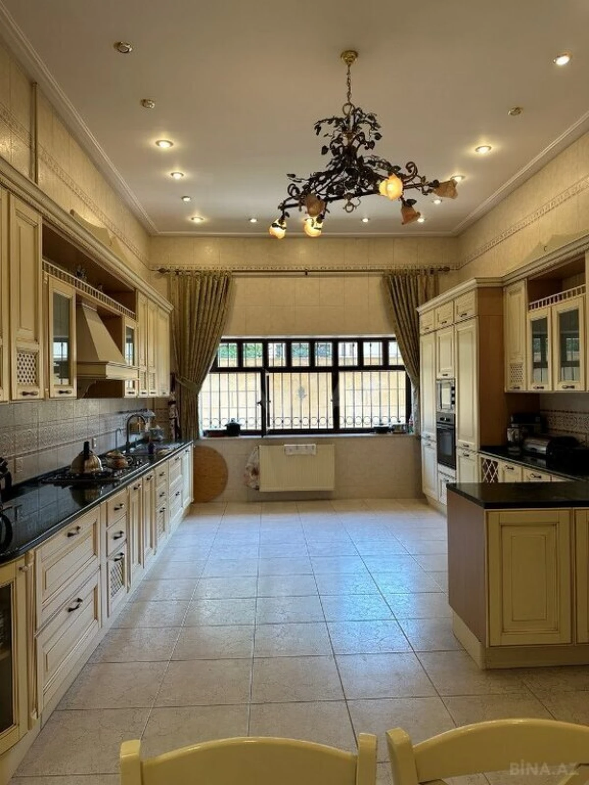 Satılır 9 otaqlı həyət evi 1000 m²