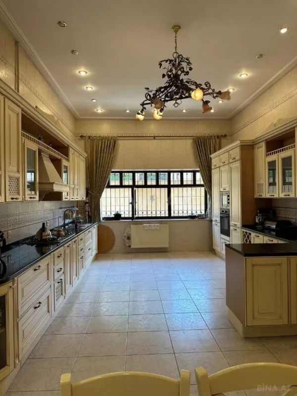 Satılır 9 otaqlı həyət evi 1000 m²