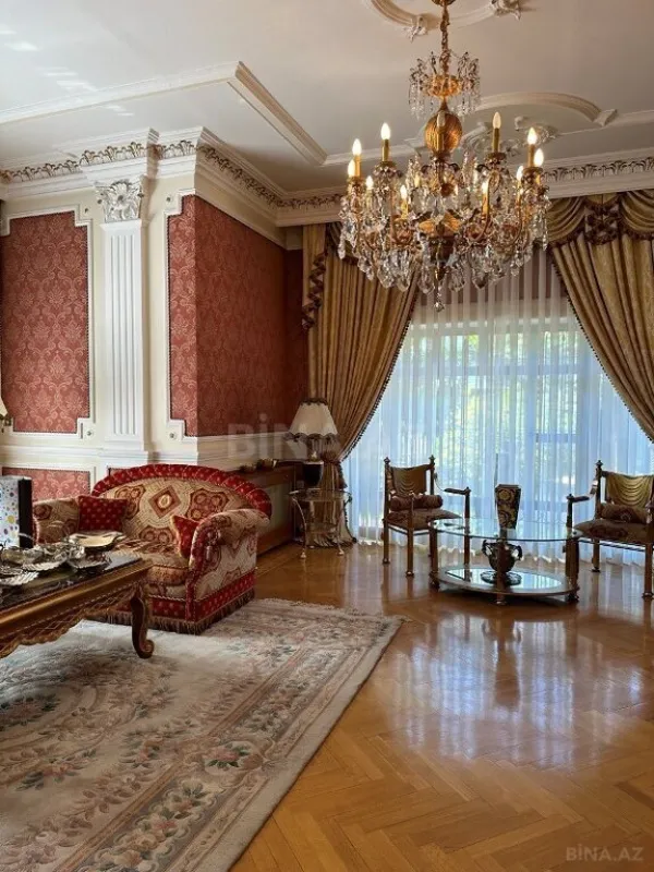 Satılır 9 otaqlı həyət evi 1000 m²