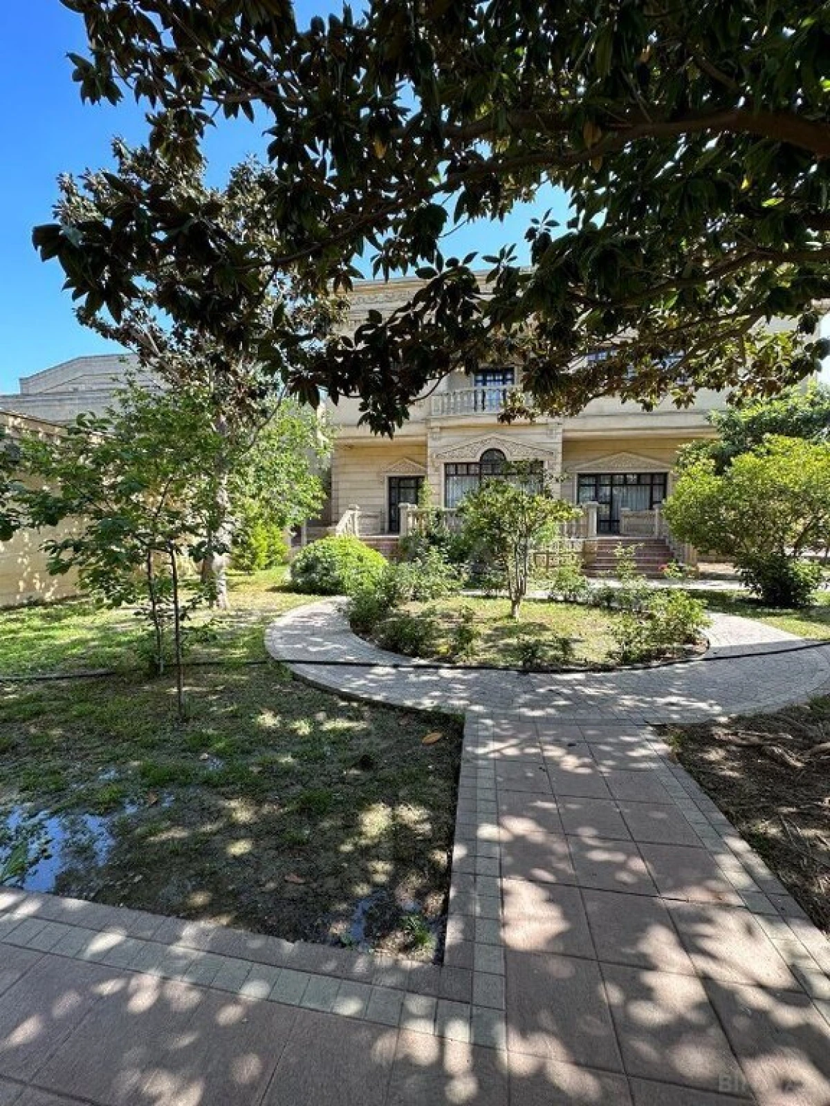 Satılır 9 otaqlı həyət evi 1000 m²