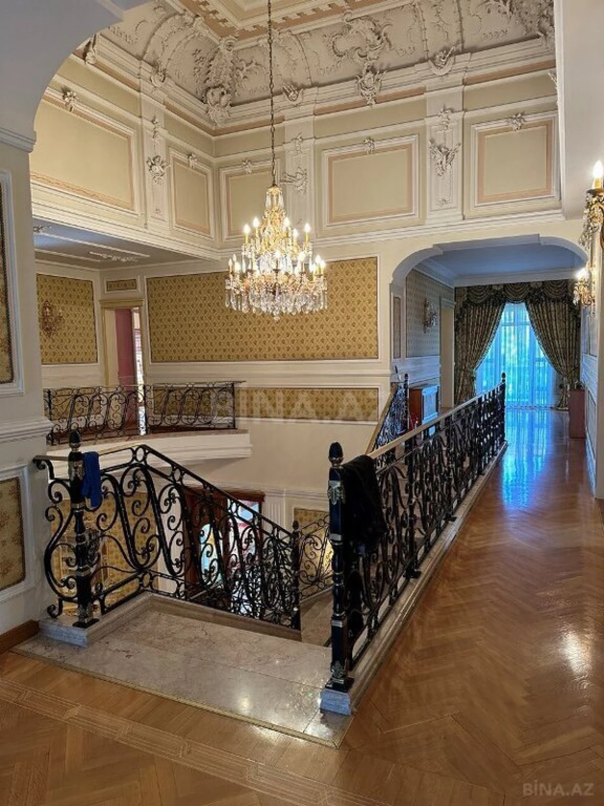 Satılır 9 otaqlı həyət evi 1000 m²