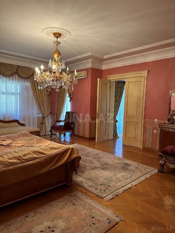 Satılır 9 otaqlı həyət evi 1000 m²