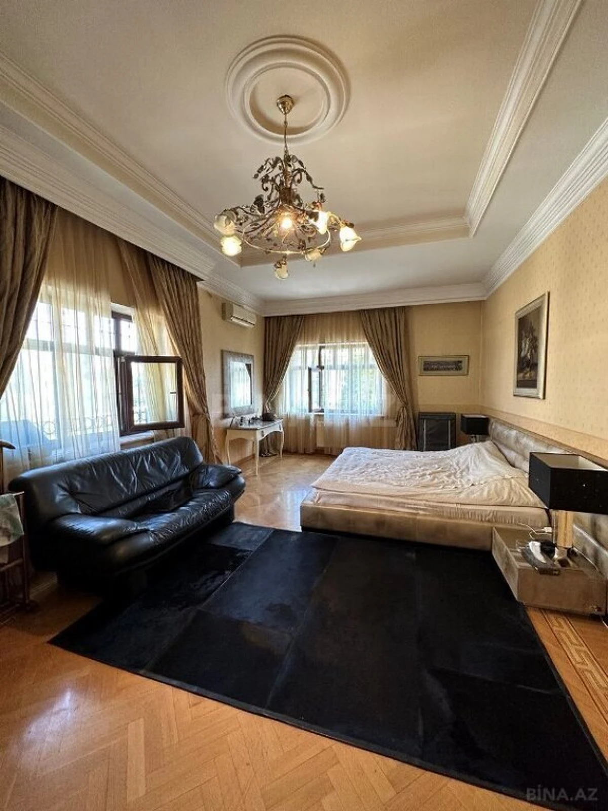 Satılır 9 otaqlı həyət evi 1000 m²