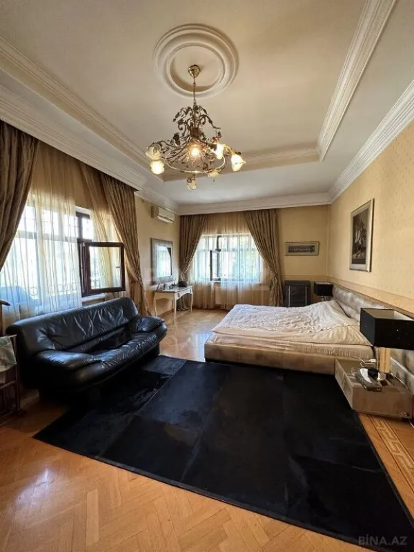 Satılır 9 otaqlı həyət evi 1000 m²
