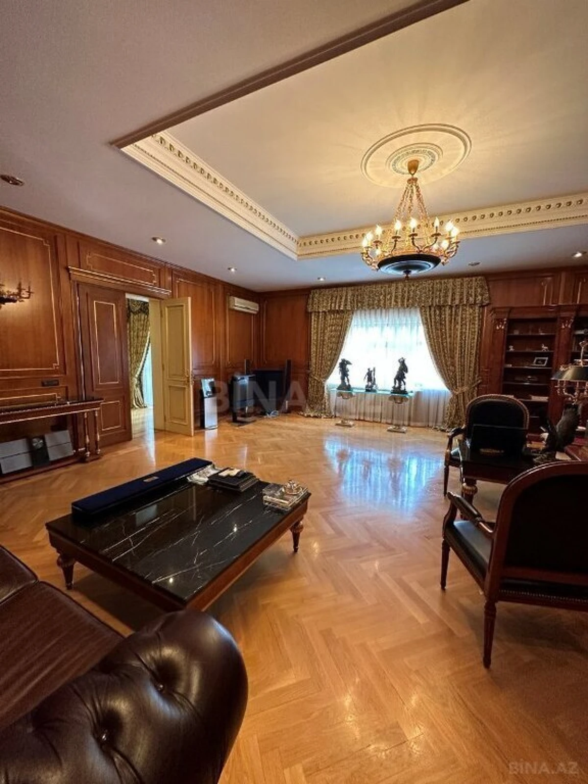 Satılır 9 otaqlı həyət evi 1000 m²