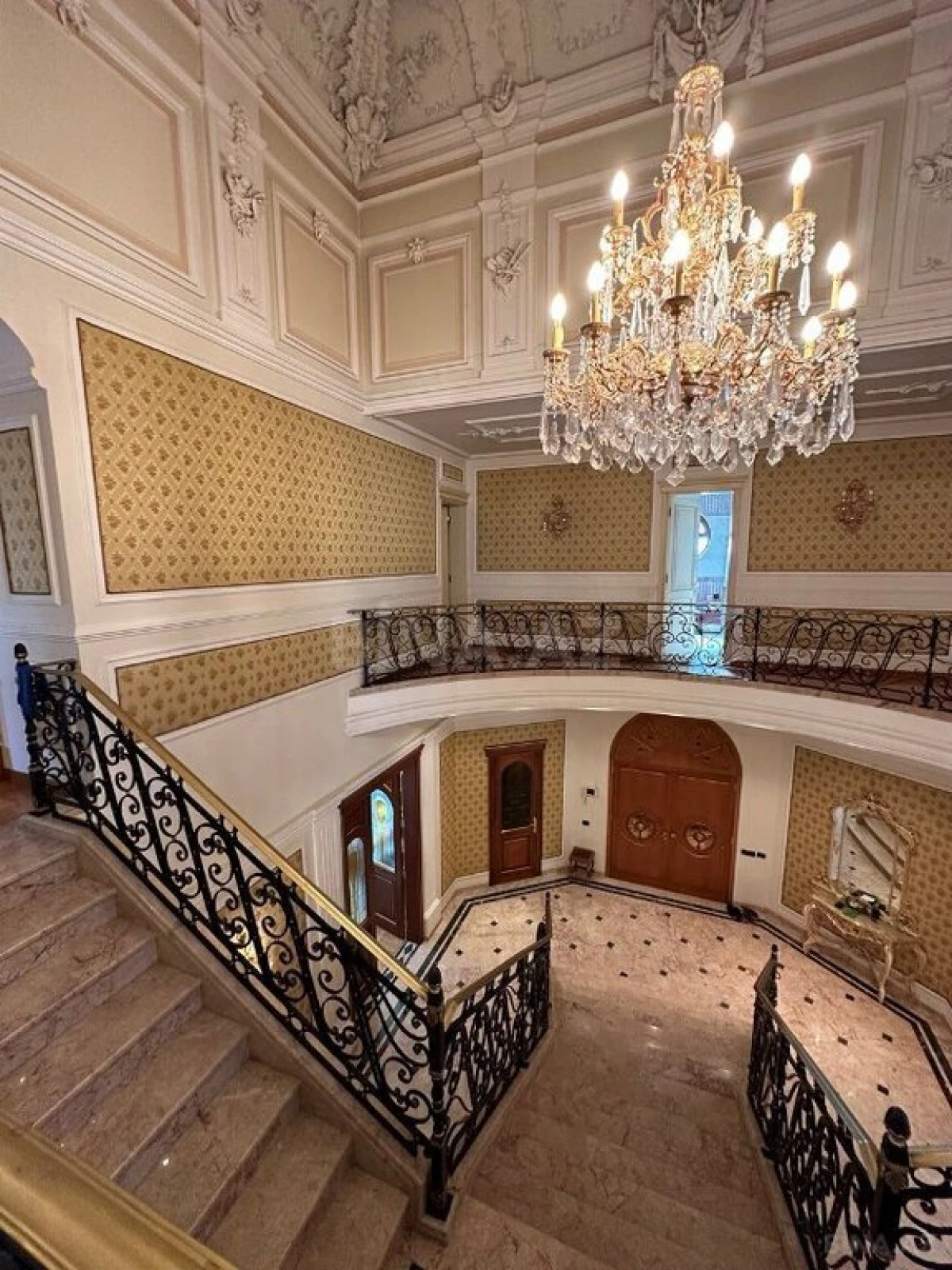 Satılır 9 otaqlı həyət evi 1000 m²