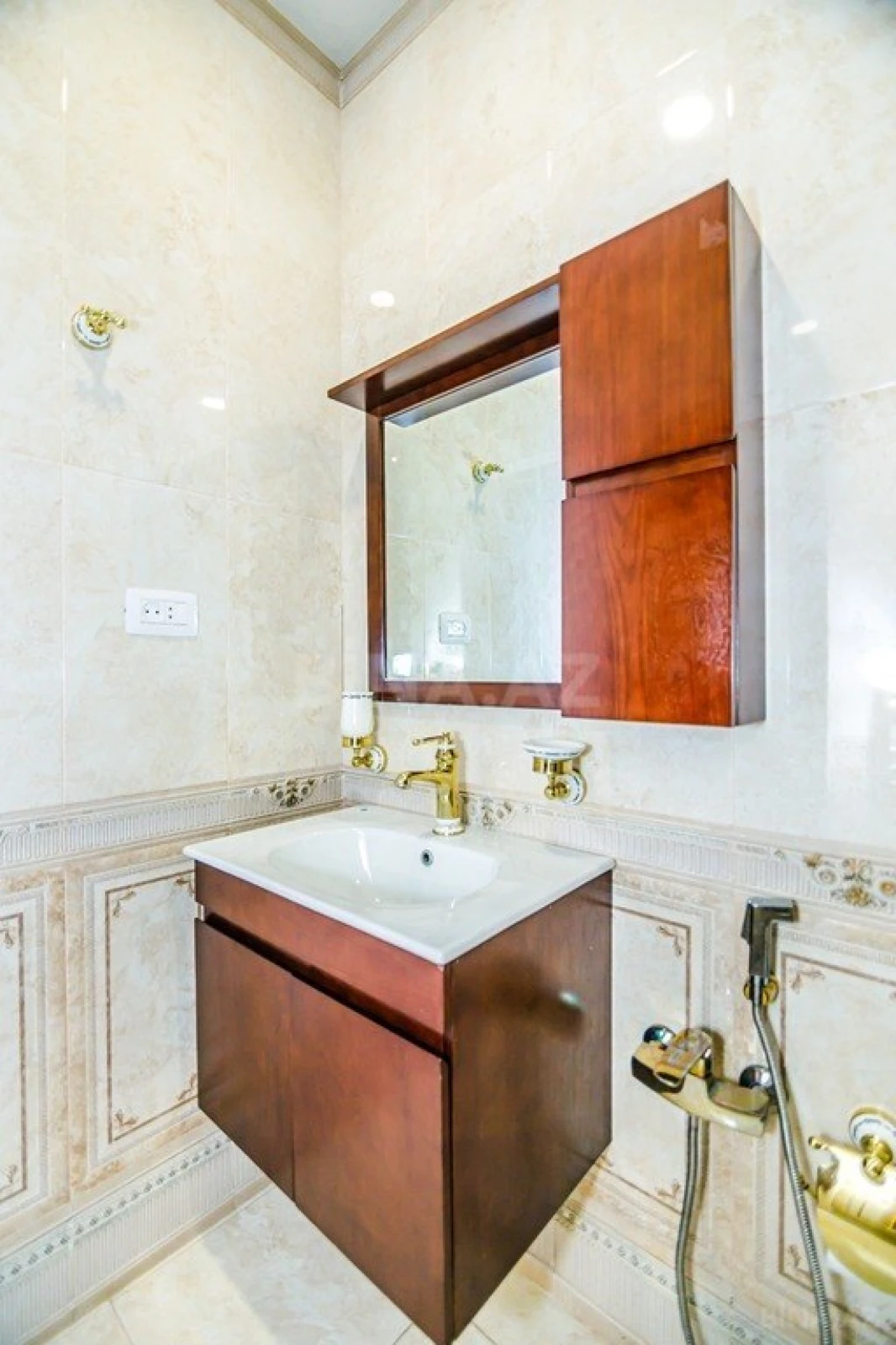 Kirayə verilir 3 otaqlı mənzil 185 m²