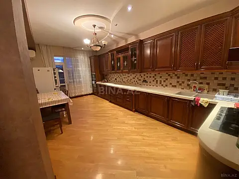 Satılır 4 otaqlı mənzil 190 m²