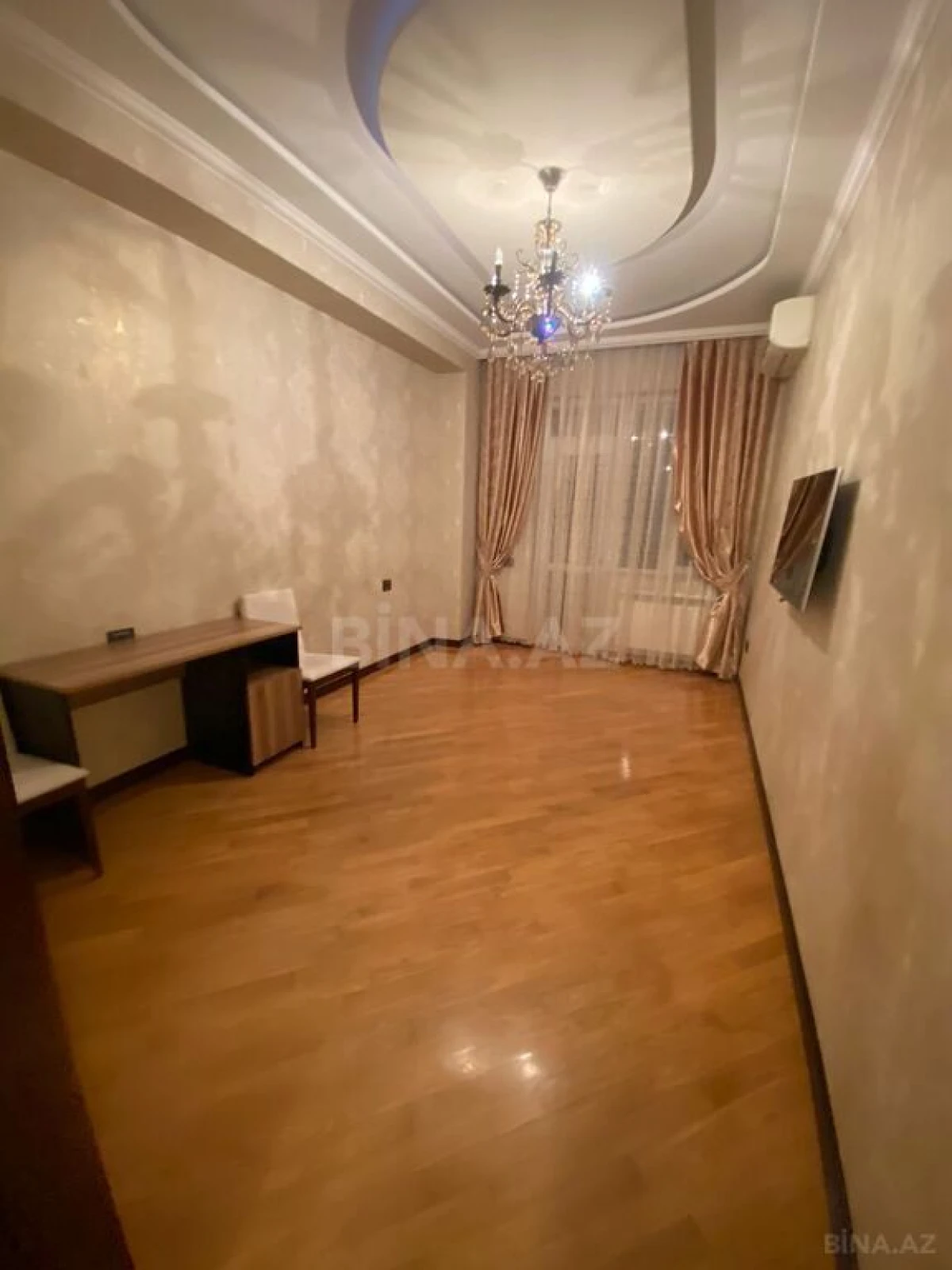 Satılır 4 otaqlı mənzil 190 m²