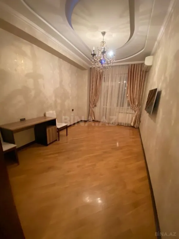 Satılır 4 otaqlı mənzil 190 m²