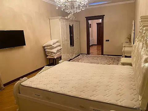 Satılır 4 otaqlı mənzil 190 m²