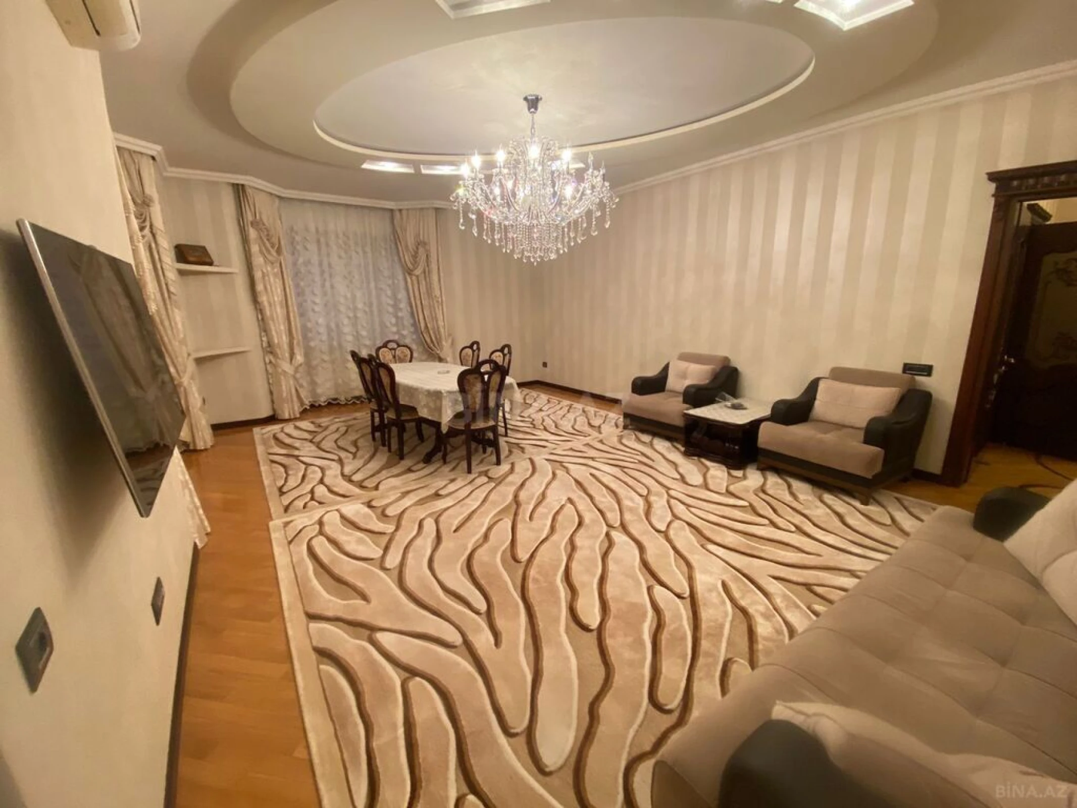 Satılır 4 otaqlı mənzil 190 m²