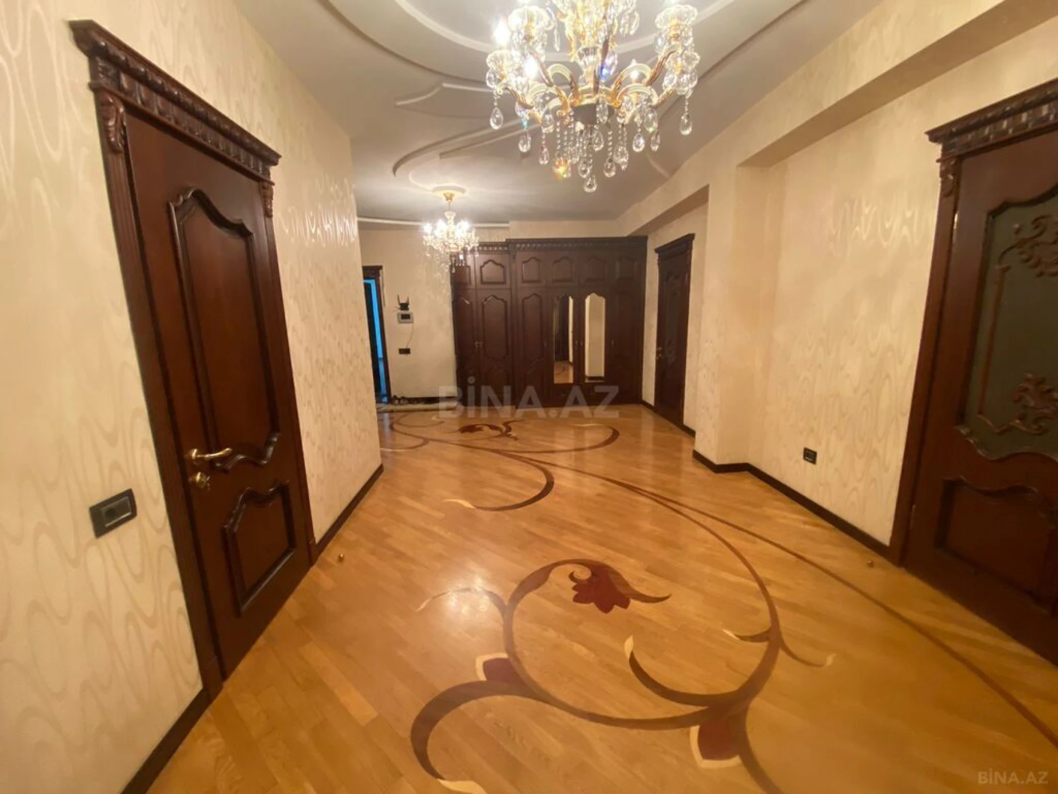 Satılır 4 otaqlı mənzil 190 m²