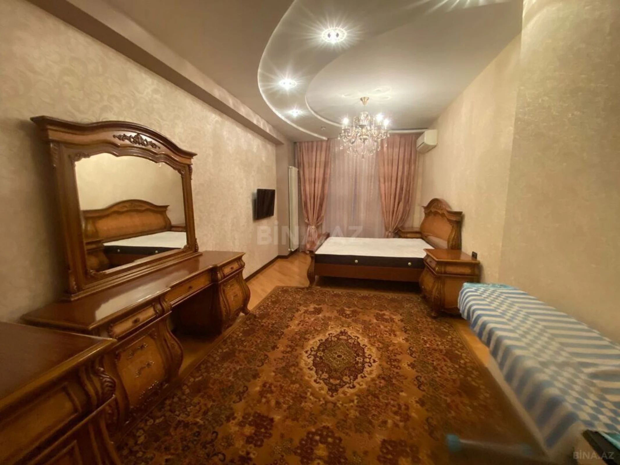 Satılır 4 otaqlı mənzil 190 m²