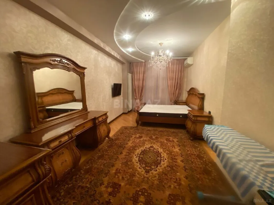 Satılır 4 otaqlı mənzil 190 m²