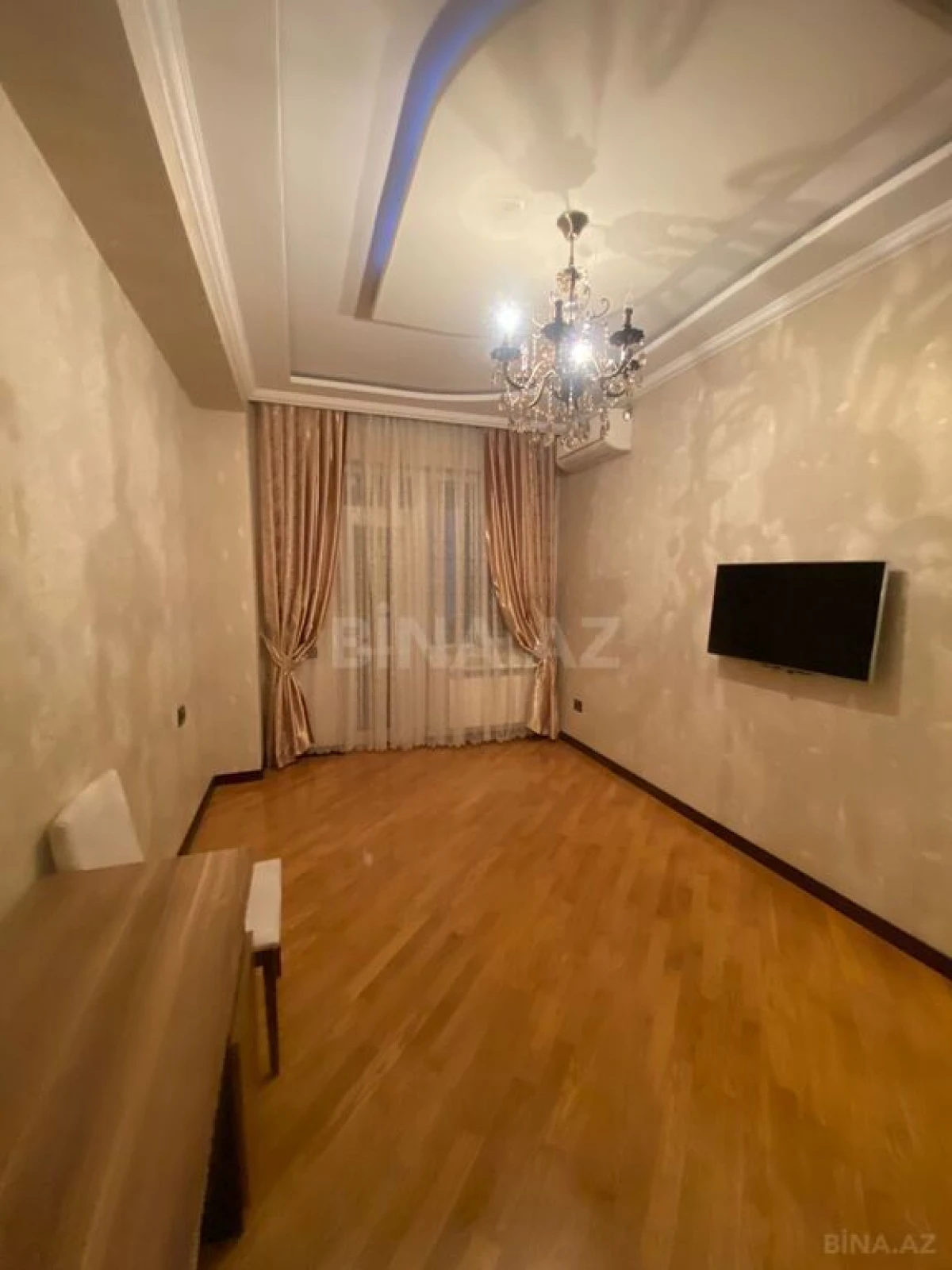 Satılır 4 otaqlı mənzil 190 m²